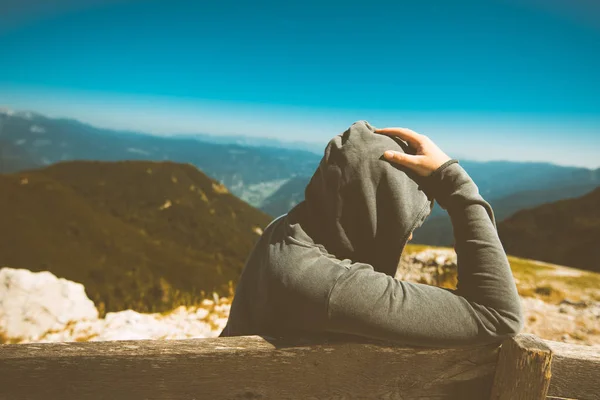 Deprimida mulher triste no ponto de vista alta montanha — Fotografia de Stock