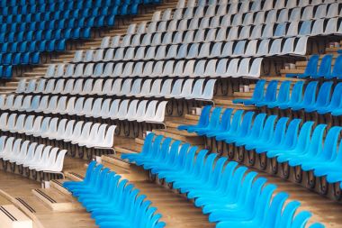 Mavi ve beyaz plastik stadyum koltukları