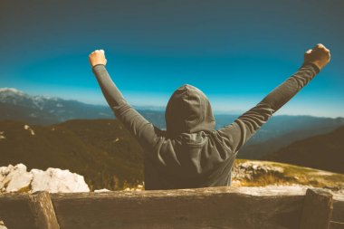 Başarı, zafer ve zafer. Mounta muzaffer kadın kişi