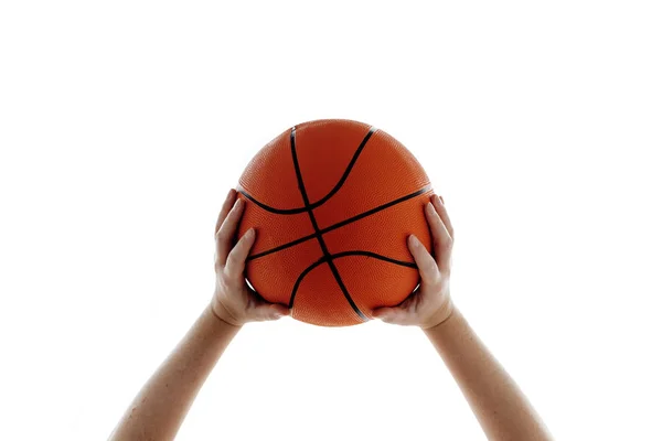 Kobieta gospodarstwa koszykówki — Zdjęcie stockowe