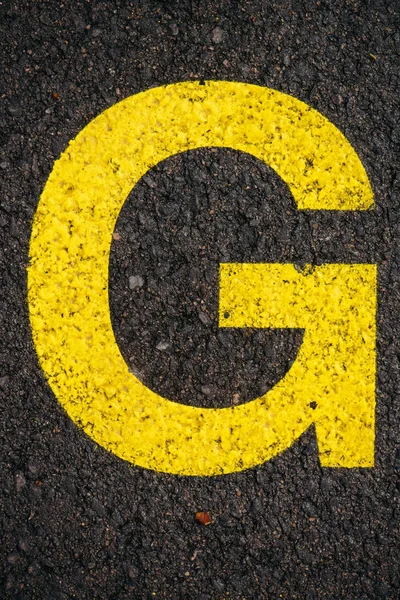 Letra G sobre carretera asfaltada — Foto de Stock