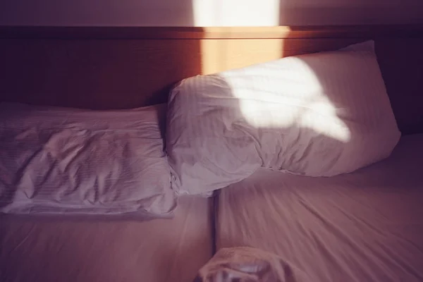 朝、乱雑なベッド — ストック写真