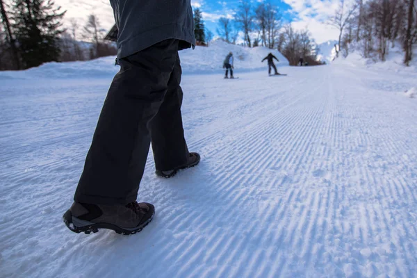 Gente caminando en el camino de la nieve en invierno —  Fotos de Stock