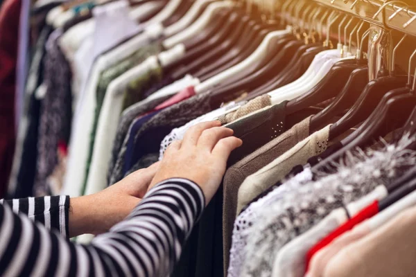 Böngészve ruházat: utcai piac nő — Stock Fotó