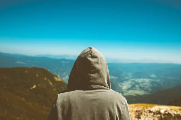 Persona femminile irriconoscibile in piedi ad alto muntain punto di vista — Foto Stock