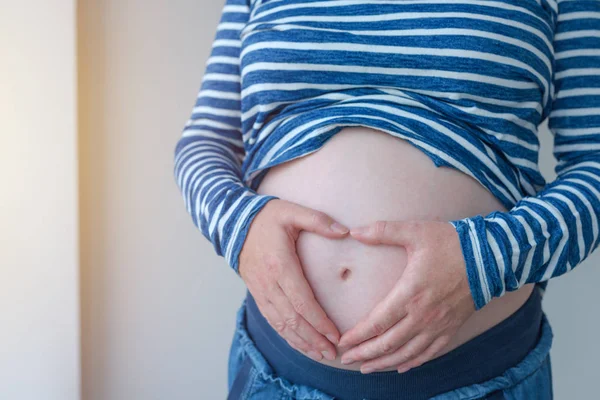 Gravid kvinna att röra och gnugga hennes mage — Stockfoto