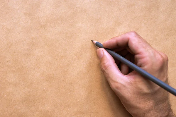 Мужской иллюстратор и художник рисует карандашом — стоковое фото