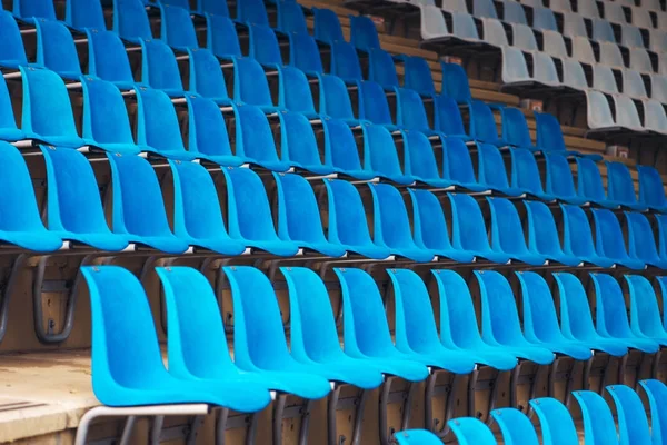 Mavi plastik stadyum koltukları — Stok fotoğraf