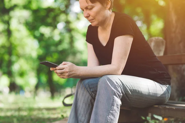 Social network addict using smartphone outdoors — Stock Photo, Image