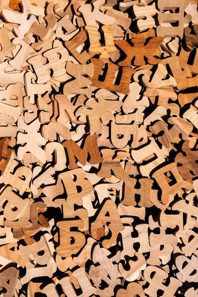 Куча деревянных кириллических букв — стоковое фото