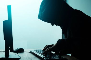 Kukuletalı bilgisayar hacker kesmek ağ