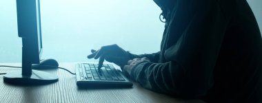 Kukuletalı bilgisayar hacker kesmek ağ