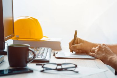 Kroki kalem tablet ile çalışan mimar inşaat mühendisi