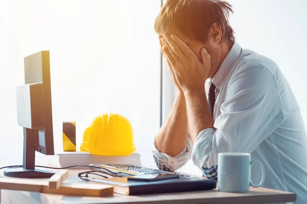 Arquitecto e ingeniero de construcción que tiene problemas en el trabajo — Foto de Stock