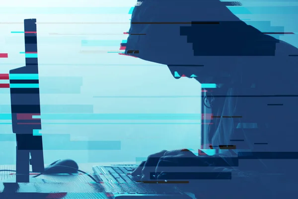 Hacker mit Kapuze arbeiten am Desktop-PC — Stockfoto