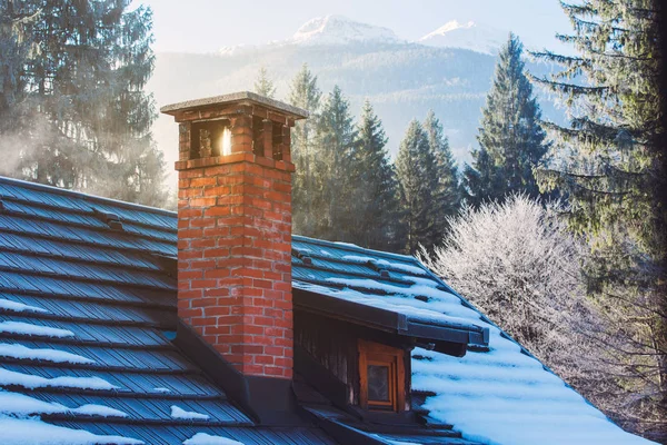 Camino cottage di montagna in inverno — Foto Stock