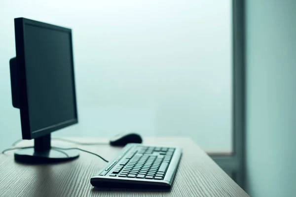 Computador PC desktop no escritório vazio — Fotografia de Stock