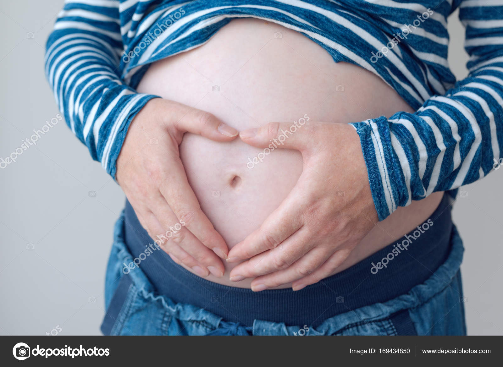 Schwangere Reibt Ihren Bauch