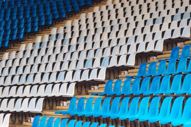 Mavi ve beyaz plastik stadyum koltukları