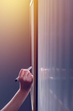 Kız öğrenci sınıf beyaz tahta üzerinde yazma