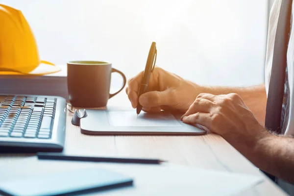 Architekt Bauingenieur arbeitet mit Skizzenstift Tablet i — Stockfoto