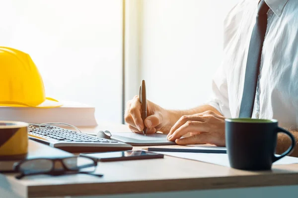 Ingénieur civil travaillant avec la tablette de stylo croquis dans l'architecture de — Photo