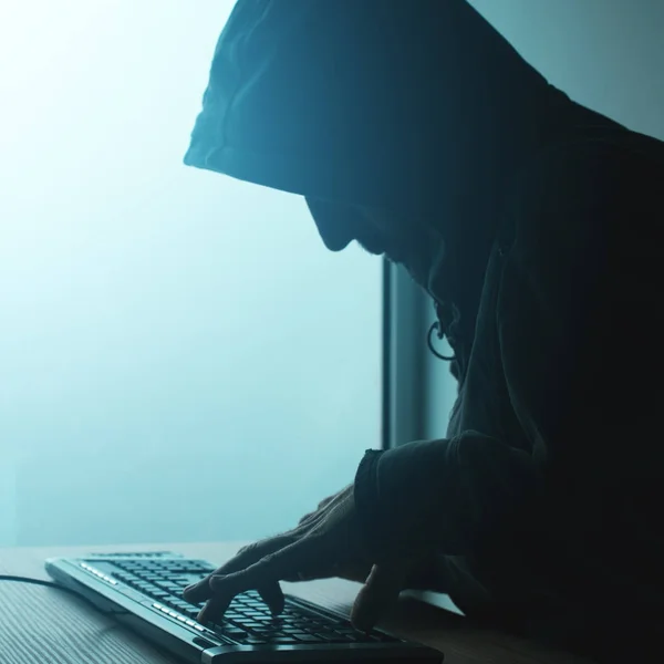 Hætteklædte computer hacker hacking netværk - Stock-foto