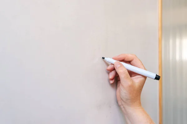 Kvinnlig hand skriva på whiteboard — Stockfoto