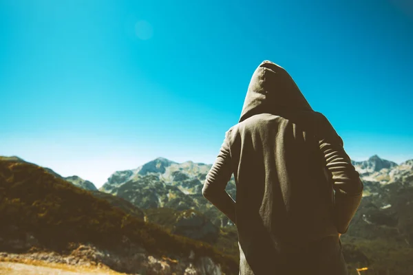 Persona femminile irriconoscibile in piedi ad alto muntain punto di vista — Foto Stock