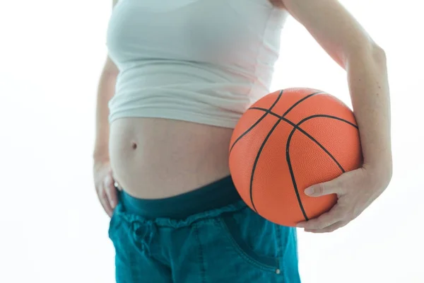 Беременная женщина с баскетболом — стоковое фото
