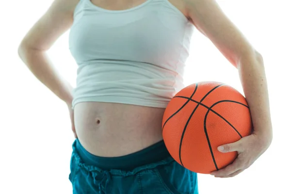 Mulher grávida com basquete — Fotografia de Stock