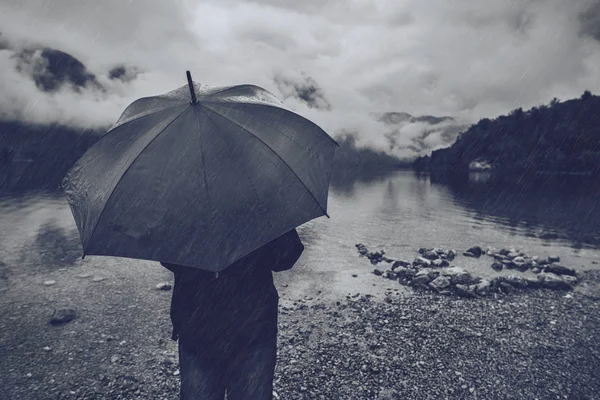 Şemsiye ayakta yağmurda kadınla