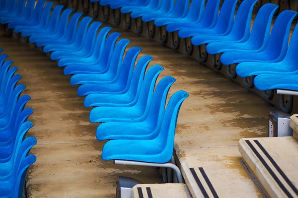 Blaue Kunststoff-Stadionsitze — Stockfoto