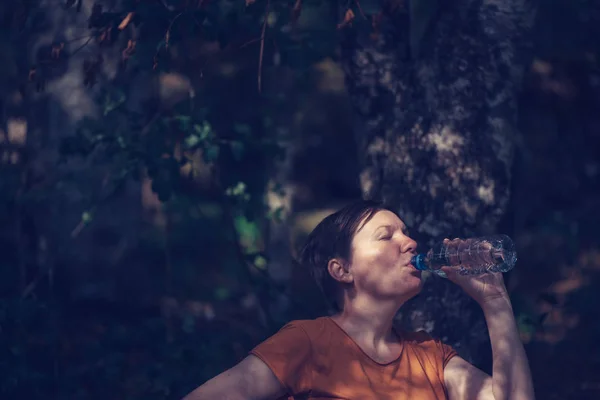 Donna che beve acqua all'aperto — Foto Stock