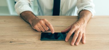 Smartphone başarılı iş adamı elinde