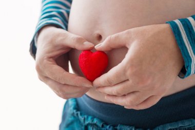 Çok dokunaklı ve karnı sürtünme hamile kadın