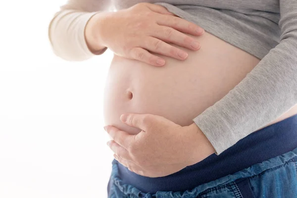 Mulher grávida tocando e esfregando sua barriga — Fotografia de Stock