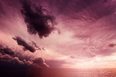 Güzel gün batımı cennet deniz üzerinde