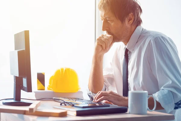 Arquitecto e ingeniero de construcción trabajando en la oficina —  Fotos de Stock