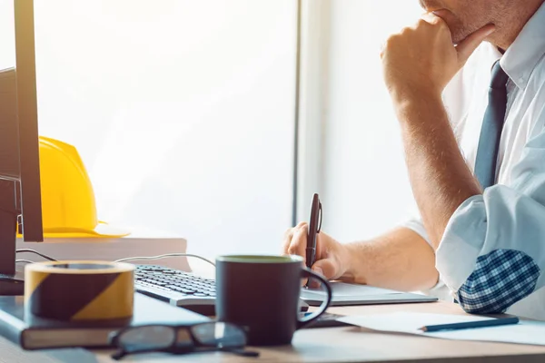 Burgerlijk ingenieur werken met schets pen tablet in het platform van — Stockfoto