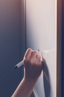 Beyaz tahta üzerinde - ofis, iş ve eğitim yazma el