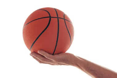 Erkek beyaz arka plan üzerinde izole basketbol topu eliyle