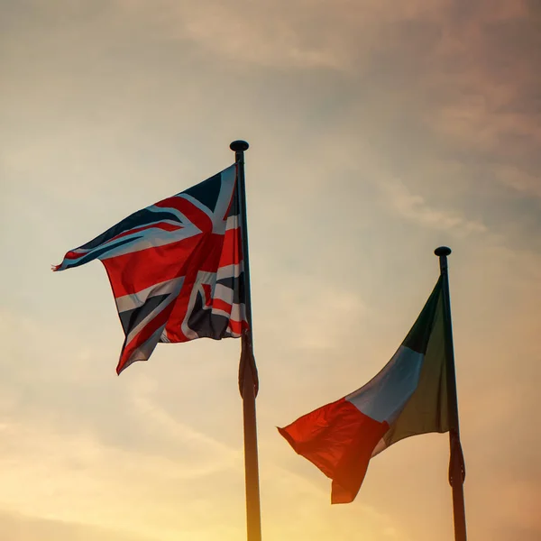 Bandera italiana y británica en un poste al atardecer —  Fotos de Stock