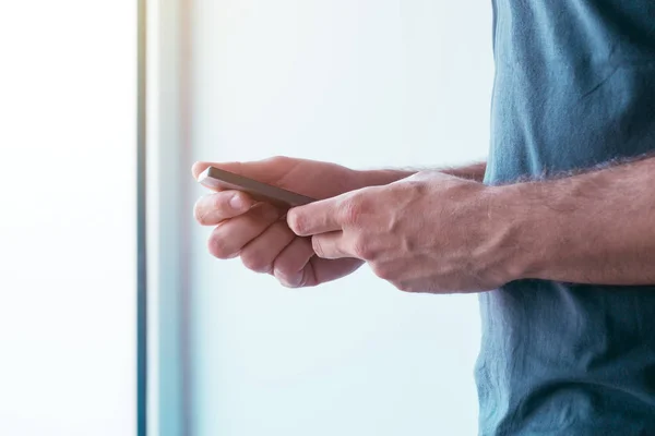 Mannelijke handen met smartphone — Stockfoto