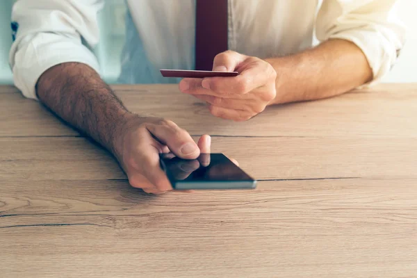 Aplicativo de smartphone bancário móvel usado pelo empresário — Fotografia de Stock