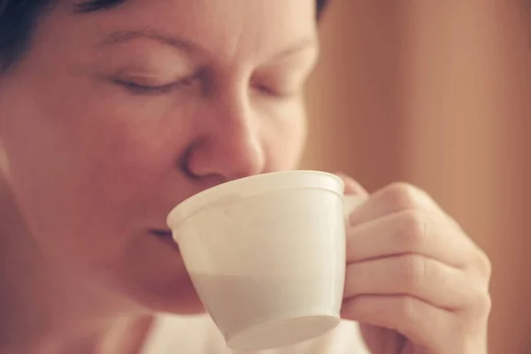 Mulher bebendo café pela manhã — Fotografia de Stock