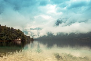 Göl Bohinj sonbahar sahne