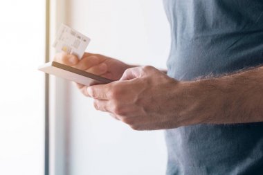 Adam cep telefonu yeni Gms SIM karta kaydediliyor