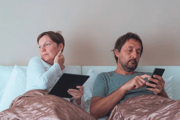 Verveeld paar, man en vrouw in slaapkamer — Stockfoto