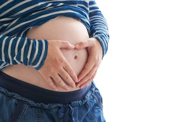 Gravid kvinna att röra och gnugga hennes mage — Stockfoto